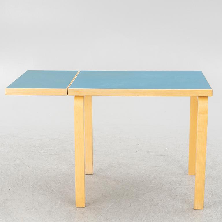 Alvar Aalto, drop-leaf table, model DL82, O.Y. Huonekalu- ja Rakennustyötehdas A.B., mid-20th century.