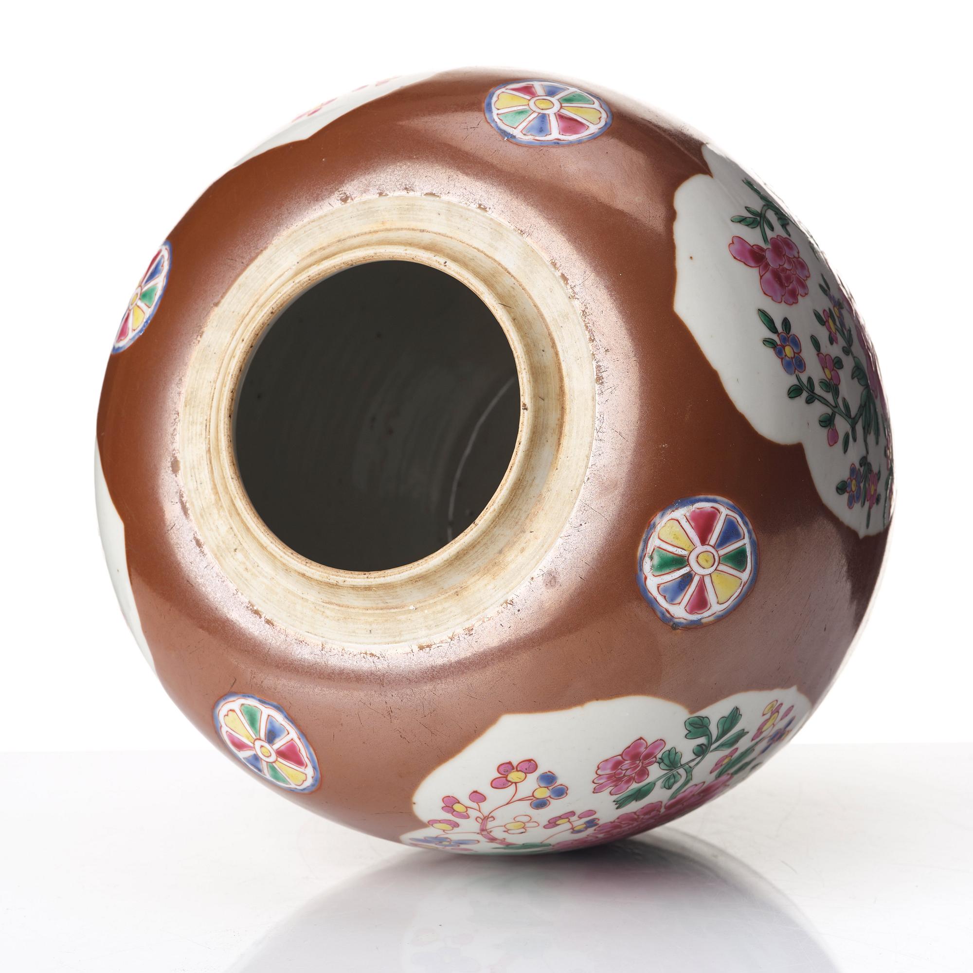 A famille rose and cappuciner brown jar, Qingdynasty, Qianlong (1736-95).