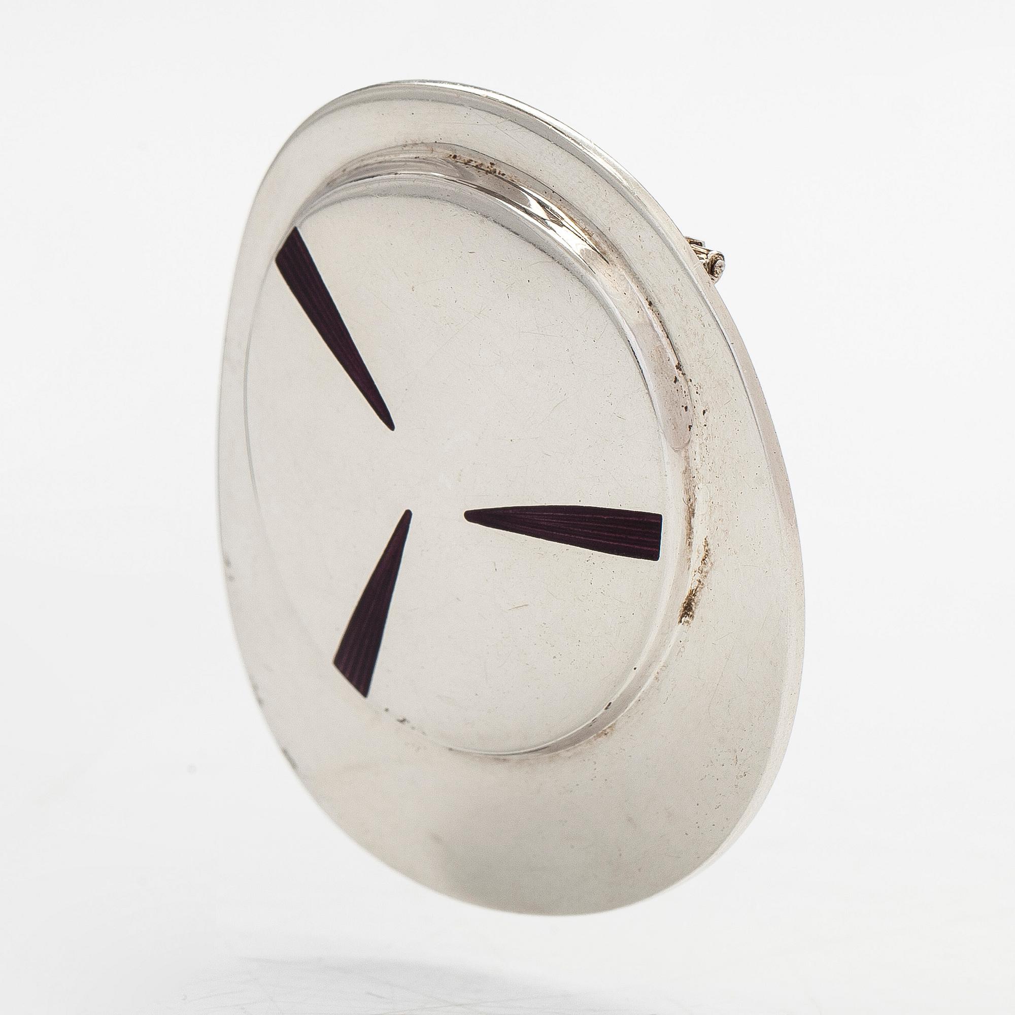 Juhani Linnovaara, riipus/rintaneula, sterlinghopeaa ja emalia, "Dyckia", Lapponia 1975.