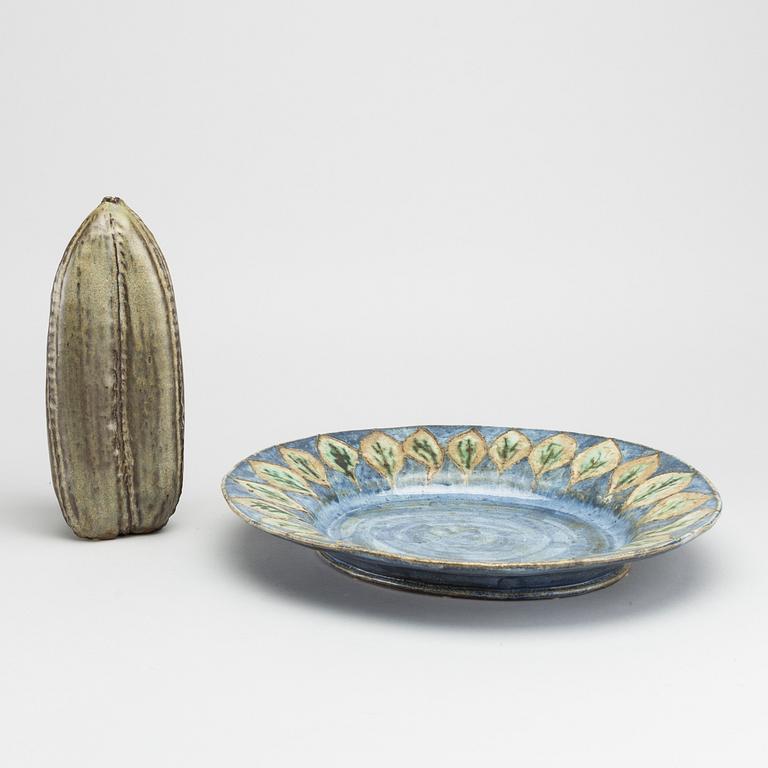 A STONEWARE PLATE AND VASE BY GUNNAR HANSSON, signed.