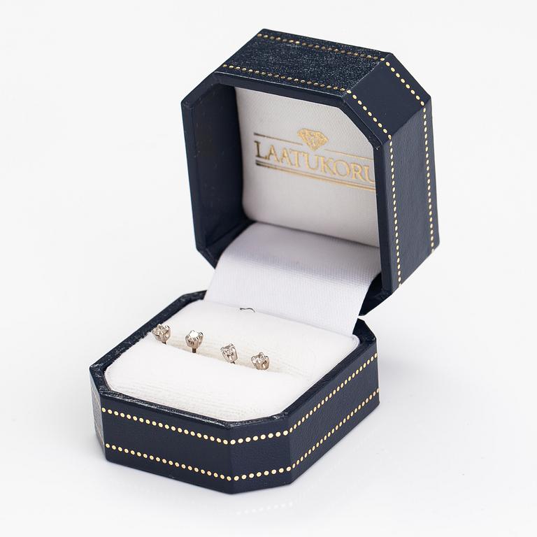 ÖRHÄNGEN, 2 par, 14K guld, diamanter ca 0.40 ct tot. Med certifikat.