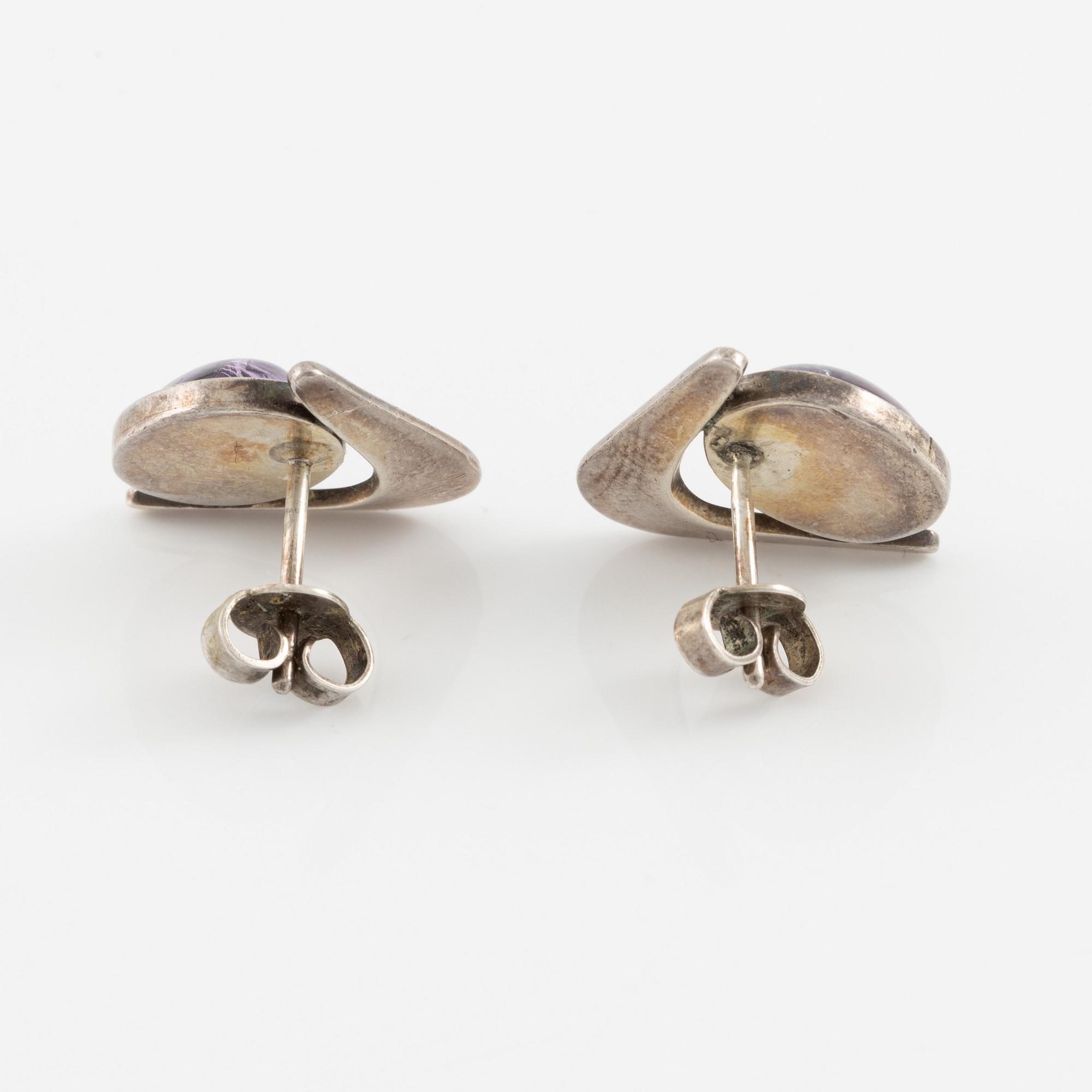 Jewellery set, silver with cabochon-cut amethysts, by Theresia Hvorslev, three pieces.