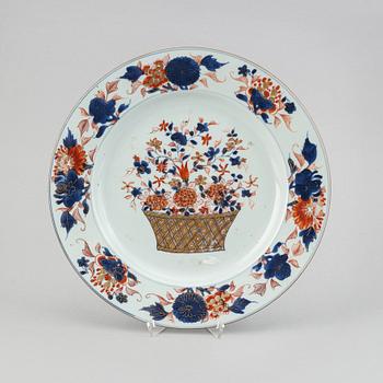 An imari serving dish, Qing dynasty, Kangxi (1662-1722).