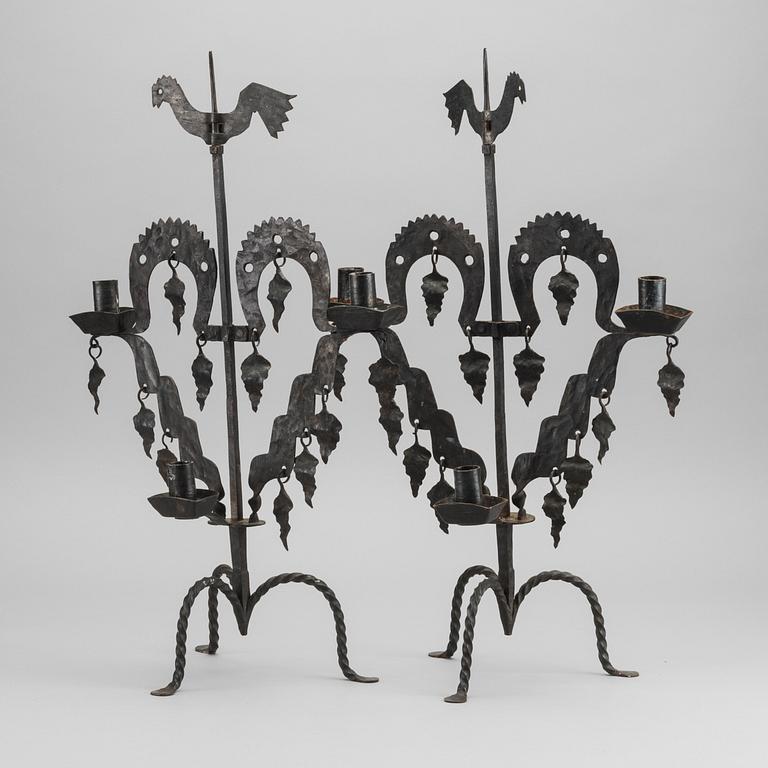 KANDELABRAR , 2 st  smide, "Tuppljusstake" Design Gustaf Ancarkrona, Käck & Hedbys, Leksand.