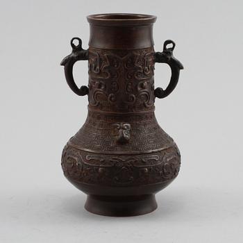HÄNKELVAS, patinerad metall, Orientalisk, 1900-tal.