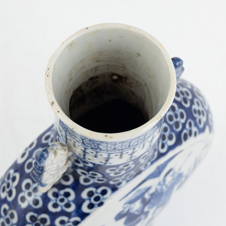 A Chinese blue and white porcelain moonflask, Qing dynasty, 19th century.