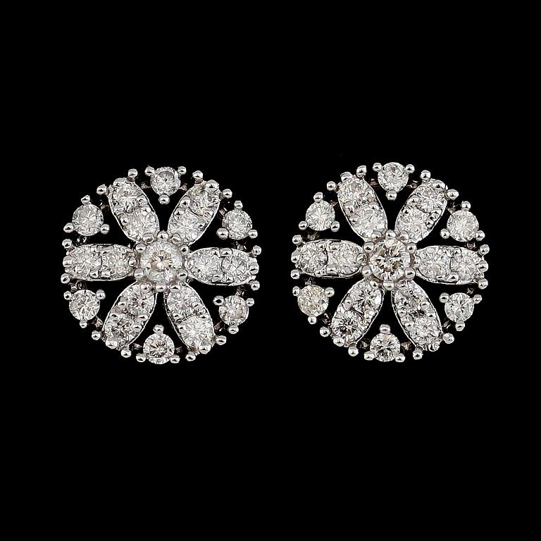 ÖRHÄNGEN, 1 par, 18K vitguld, diamanter tot ca 0.91 ct.