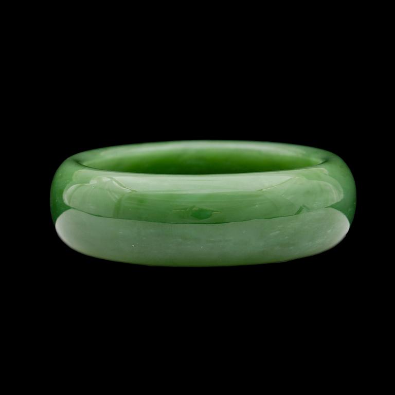 ARMRING, nefrit, 1900/2000-tal. Vikt ca101g.