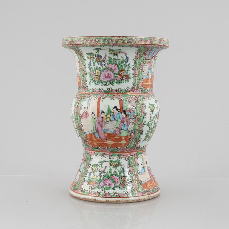 A Canton porcelain vase, China, Qing dynasty, around 1900.