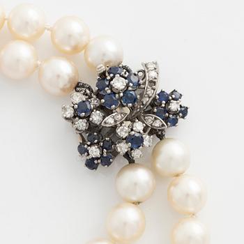 Pärlcollier, två rader odlade pärlor, lås med diamanter och safirer.
