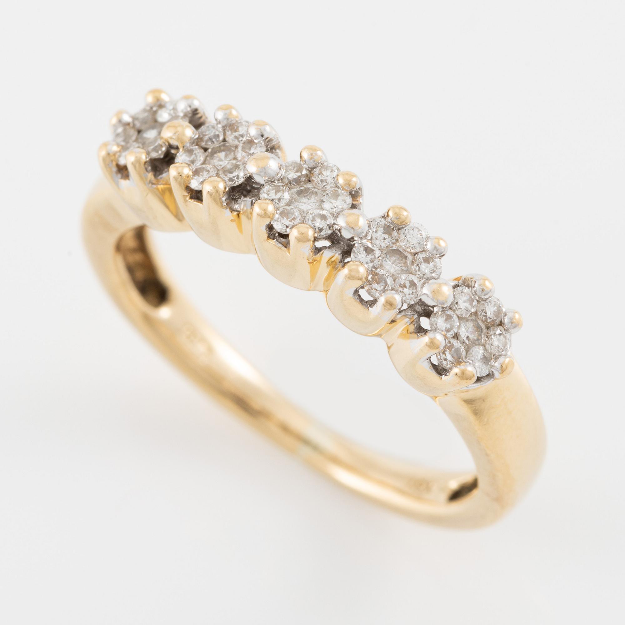 Ring 18K guld med små briljantslipade diamanter.