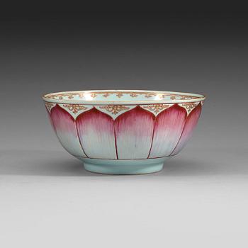 292. A famille rose lotus bowl, Qing dynasty Qianlong (1736-95).