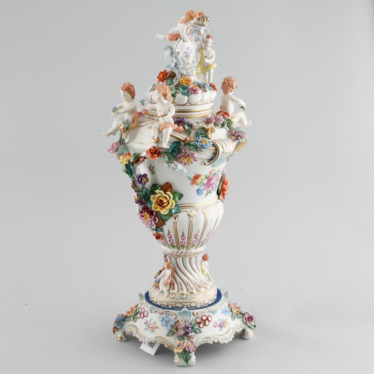 Grandeur vase on socket in porcelain, Dresden, 20th century.