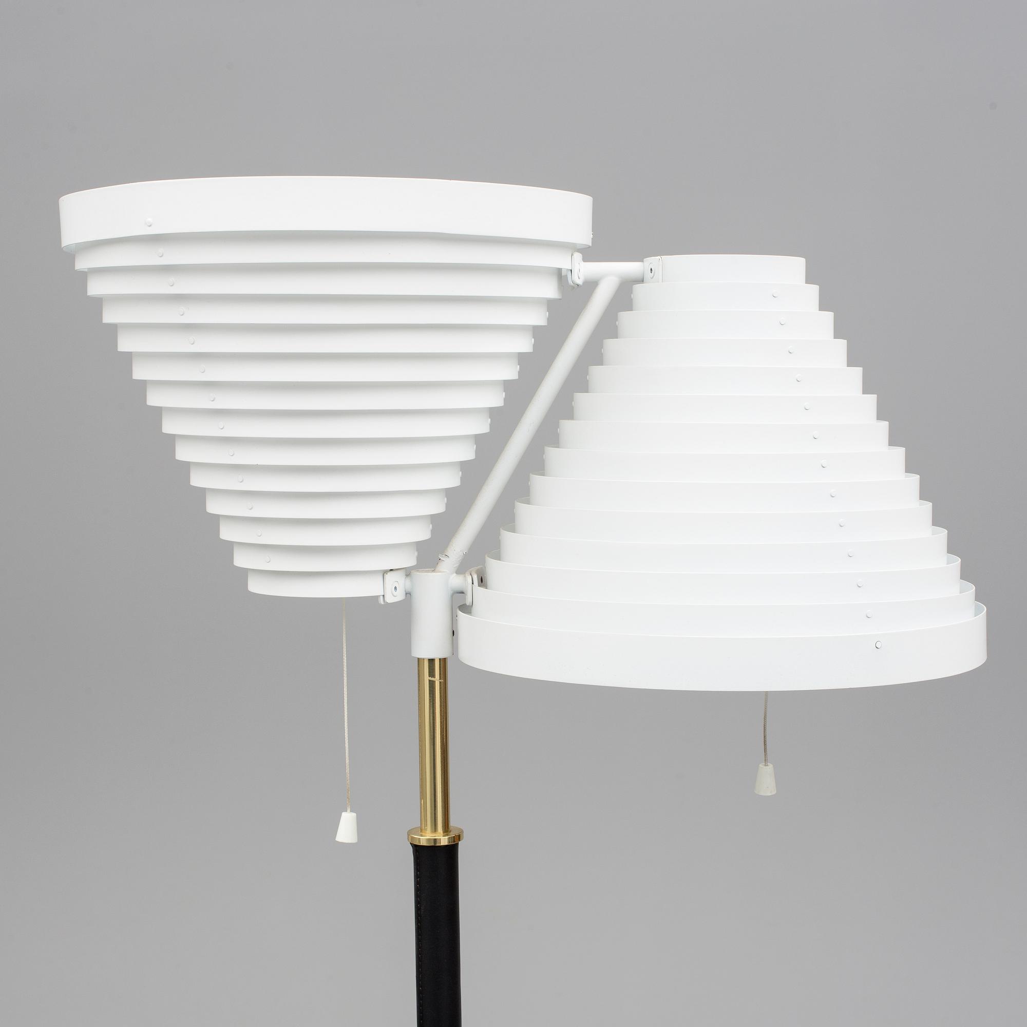 GOLVLAMPA, "modell A810", Alvar Aalto, Artek, Finland, 1900-talets andra hälft.