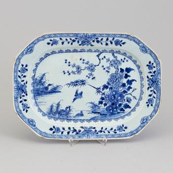 A blue and white serving dish, Qing dynasty, Qianlong (1736-95).