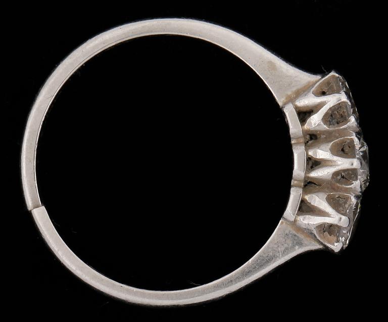 RING, 18k vitguld med diamanter tot ca0,77ct. Vikt 3g.