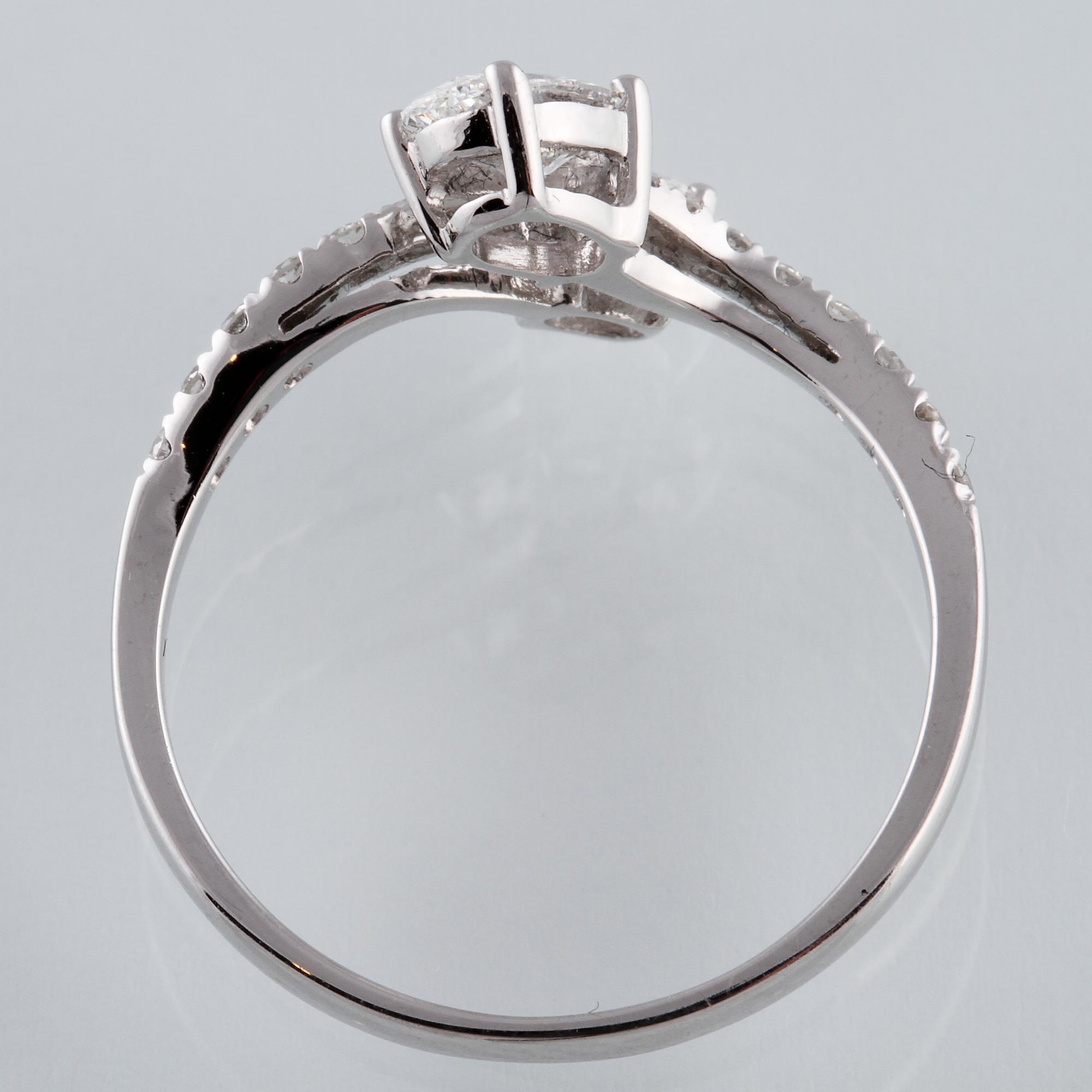 RING, 18K vitguld med 2 ovalslipade samt 16 briljantslipade diamanter ca 0.75 c. Vikt 2,0 gram.