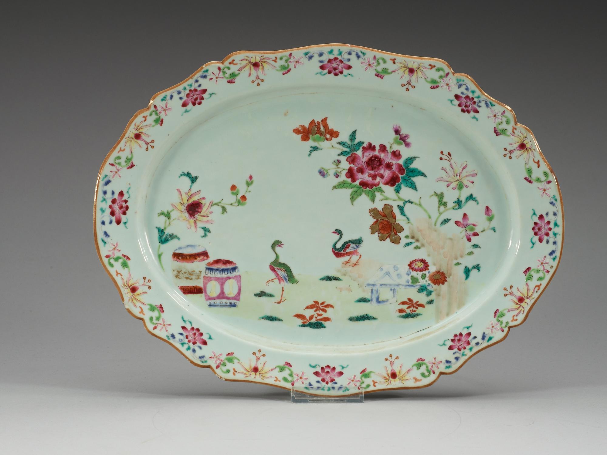 FAT samt TALLRIKAR, fyra stycken, kompaniporslin. Qing dynastin, Qianlong (1736-95).