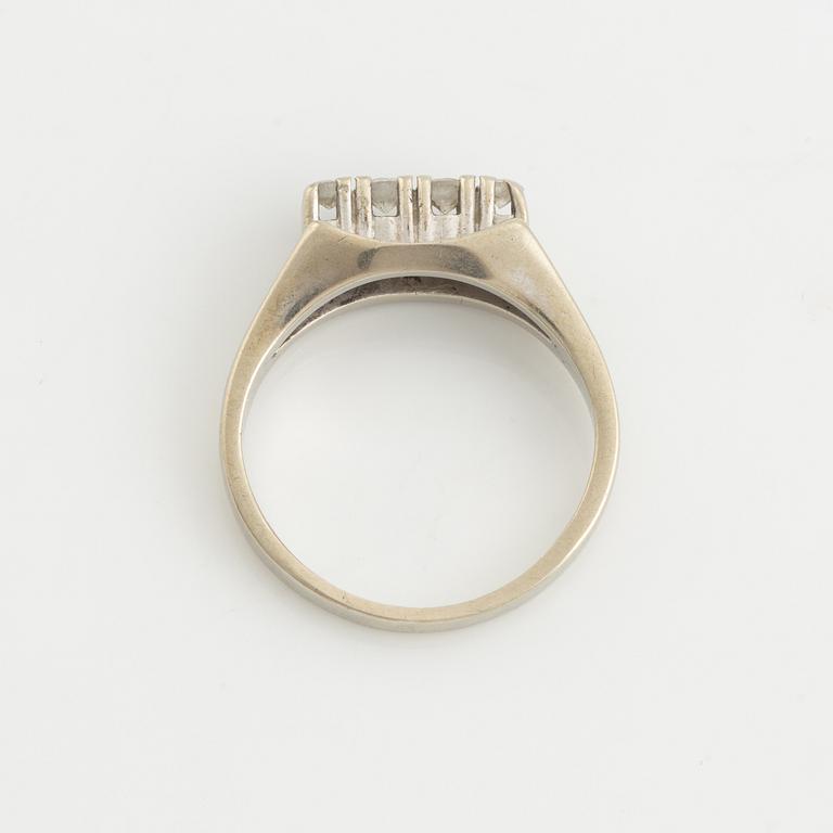 Ring, 18K white gold and four brilliant-cut diamonds.