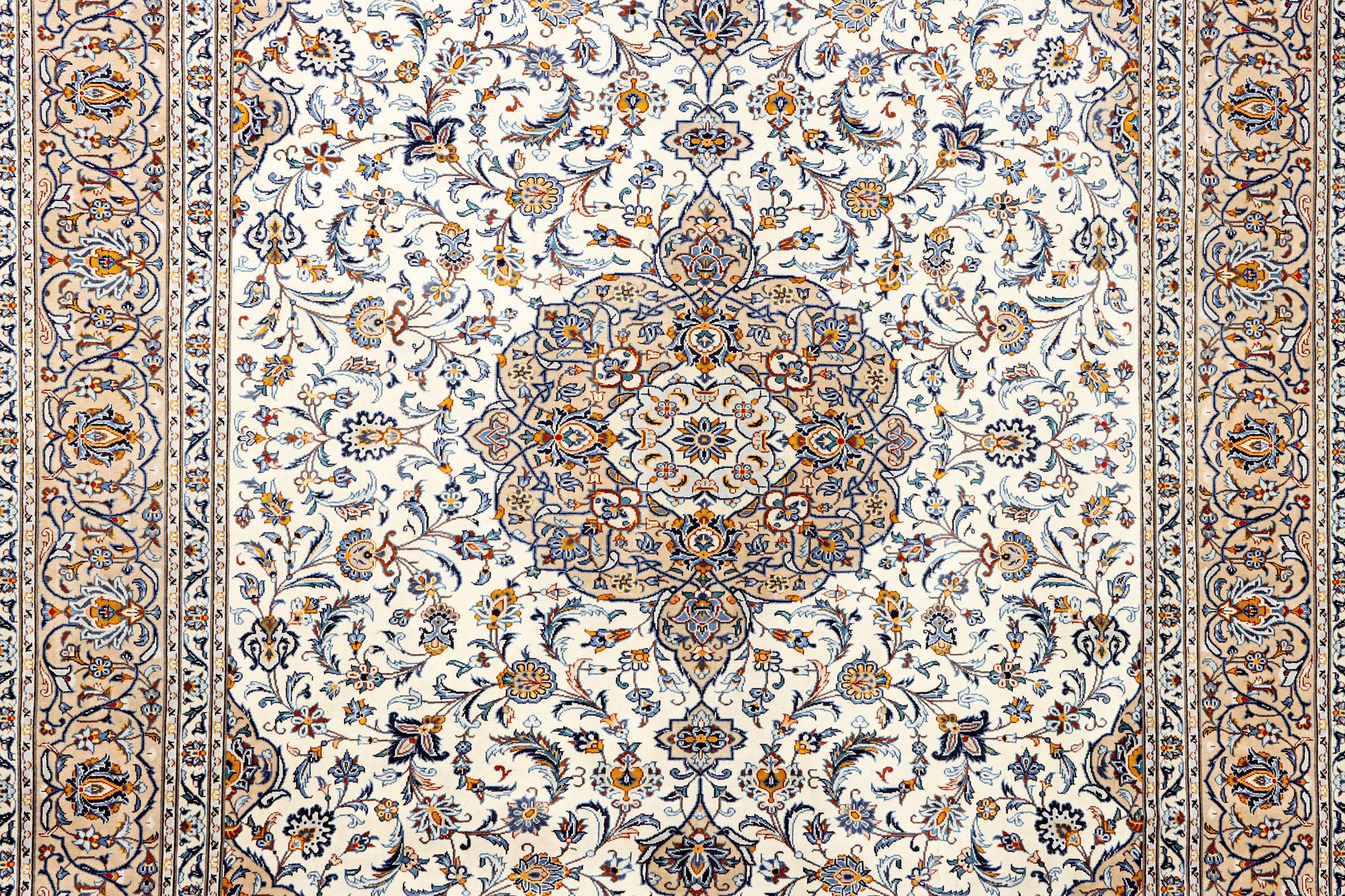 A Kashan carpet, c. 392 x 290 cm.