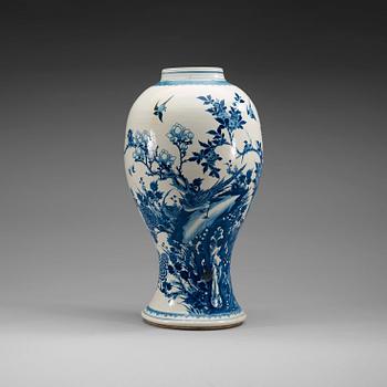 1700. VAS, porslin. Qing dynastin, Kangxi (1662-1722).