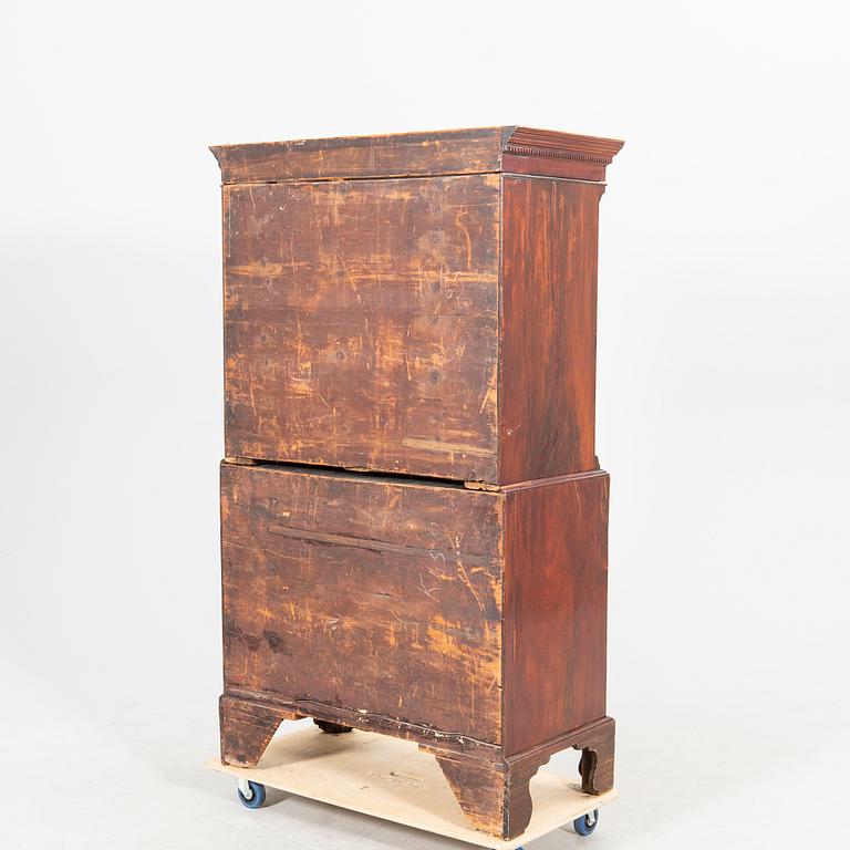 An English mahogany tallboy around 1800.