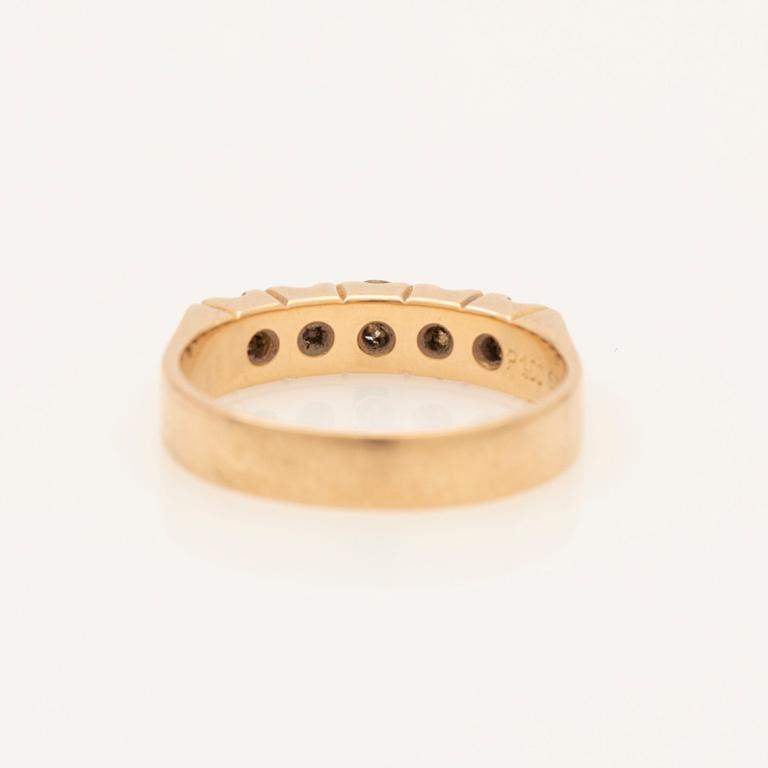 Alliansring, 18K guld med fem briljantslipade diamanter.