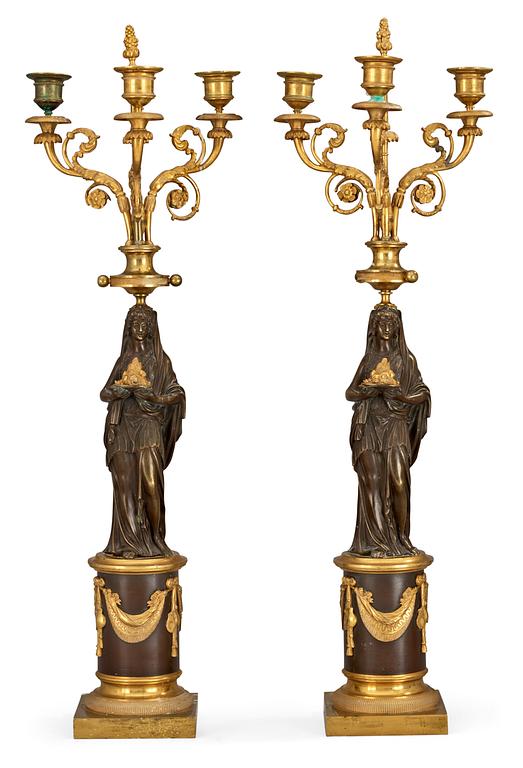 KANDELABRAR, för tre ljus, ett par. Frankrike, 1700-talets slut. Louis XVI.