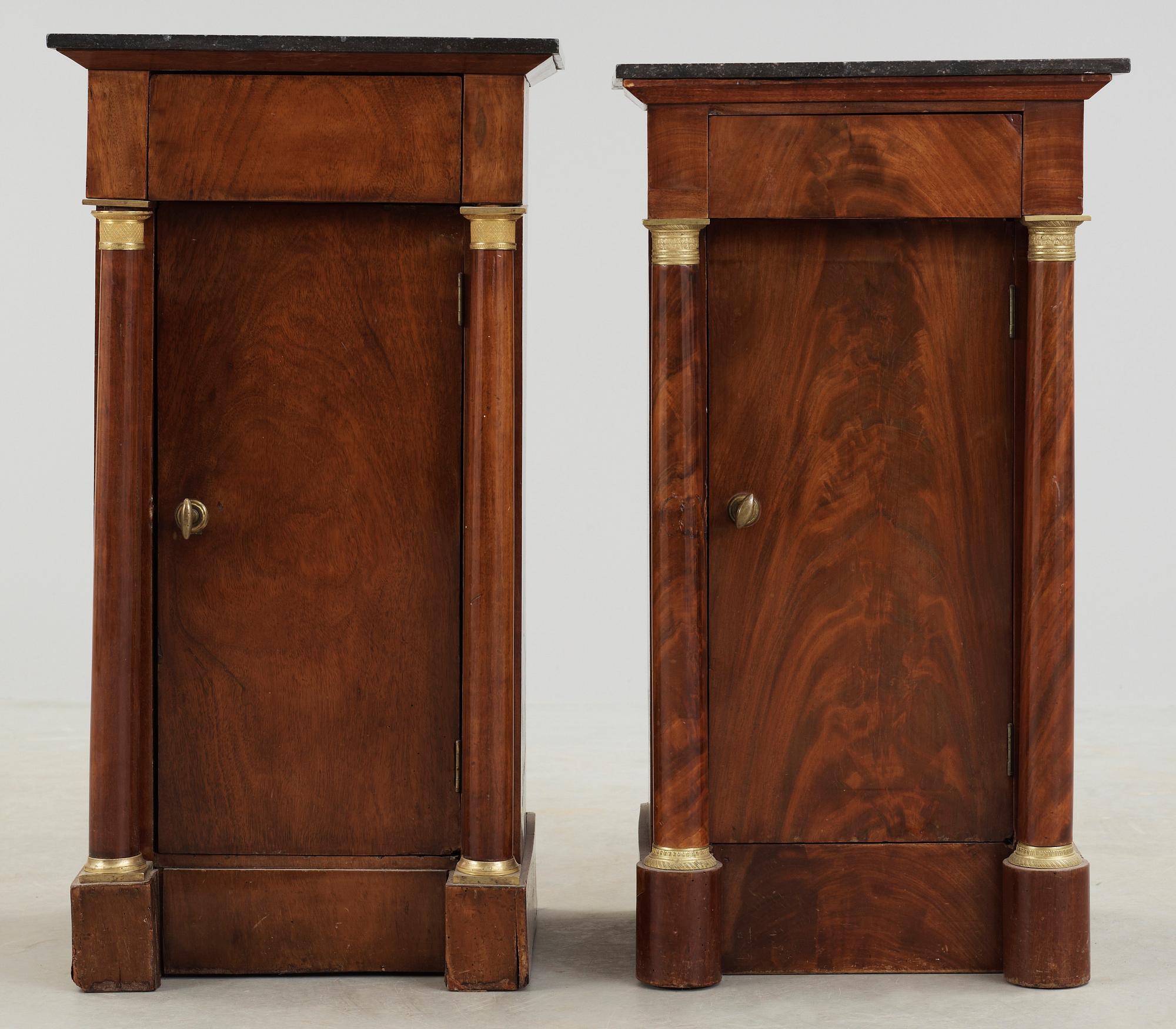 POTTSKÅP, ett par, empire, 1800-talets början.