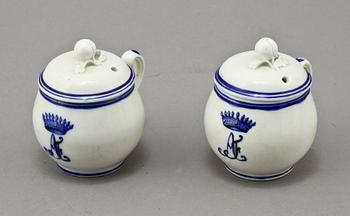 CREMEKOPPAR, ett par, porslin, 1900-talets första kvartal.