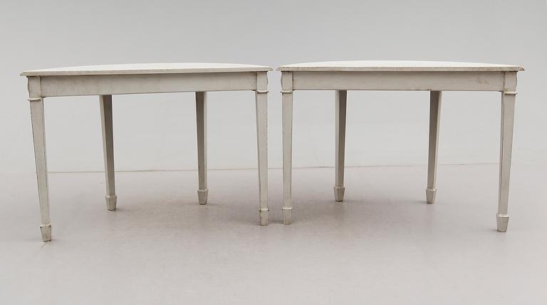 VÄGGBORD / SIDOBORD, ett par, gustaviansk stil, 1900-talets första hälft.