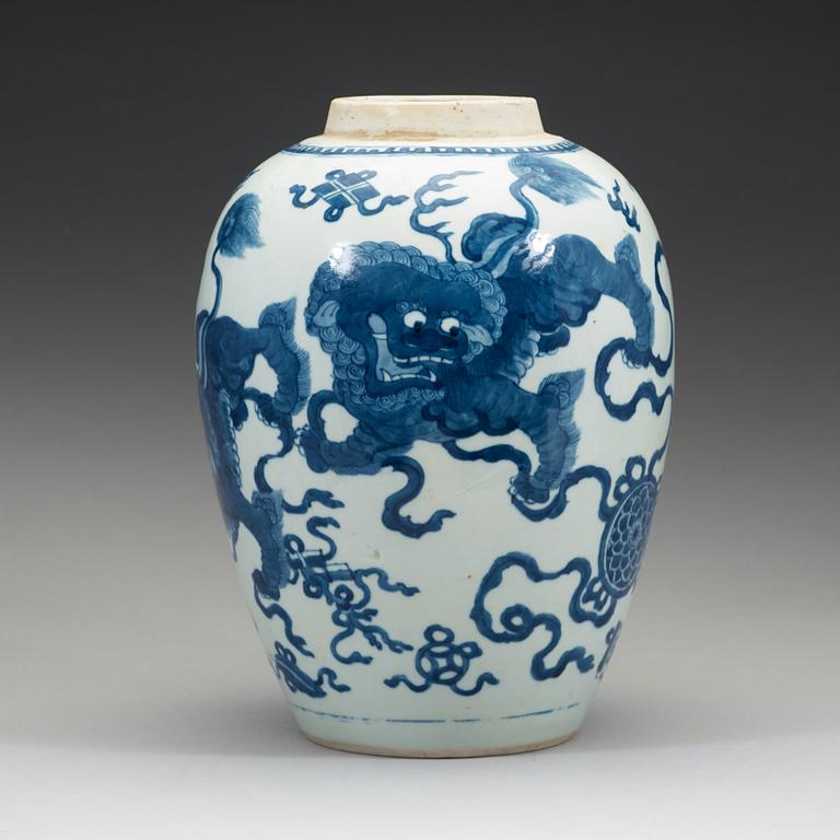 A large blue and white jar, Qing dynasty, 19th century.