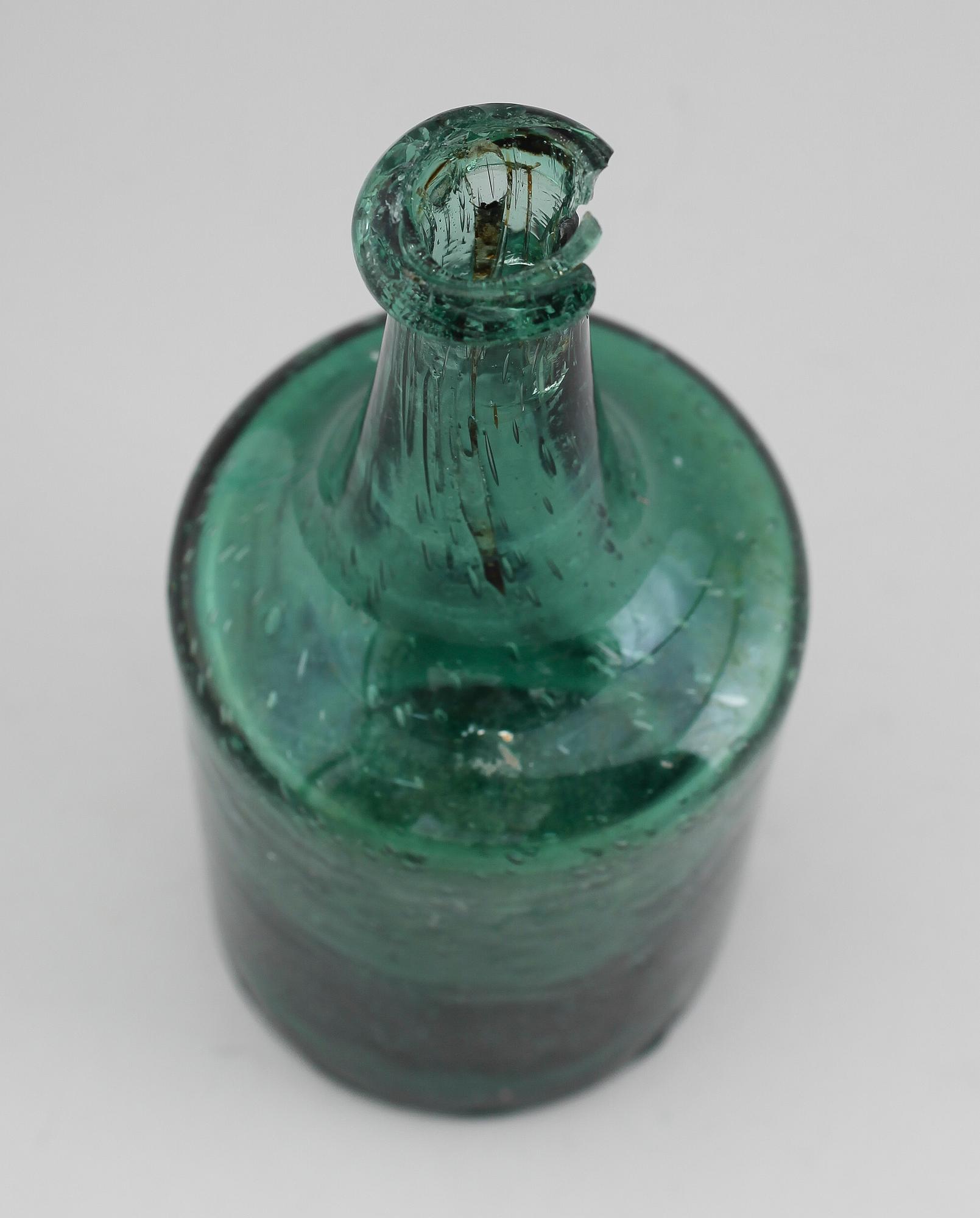 FLASKA, grönt glas, sannolikt 1700-tal.