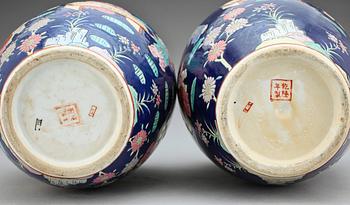 URNOR, ett par, snarlika, porslin, Kina, 1900-tal.