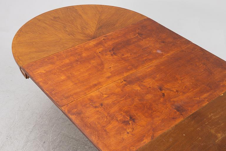 A George III style dining table, England, 20th century.