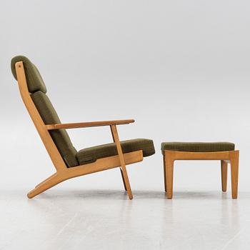 Hans J. Wegner, fåtölj med fotpall, "GE-290" Getama Gedsted, Danmark.