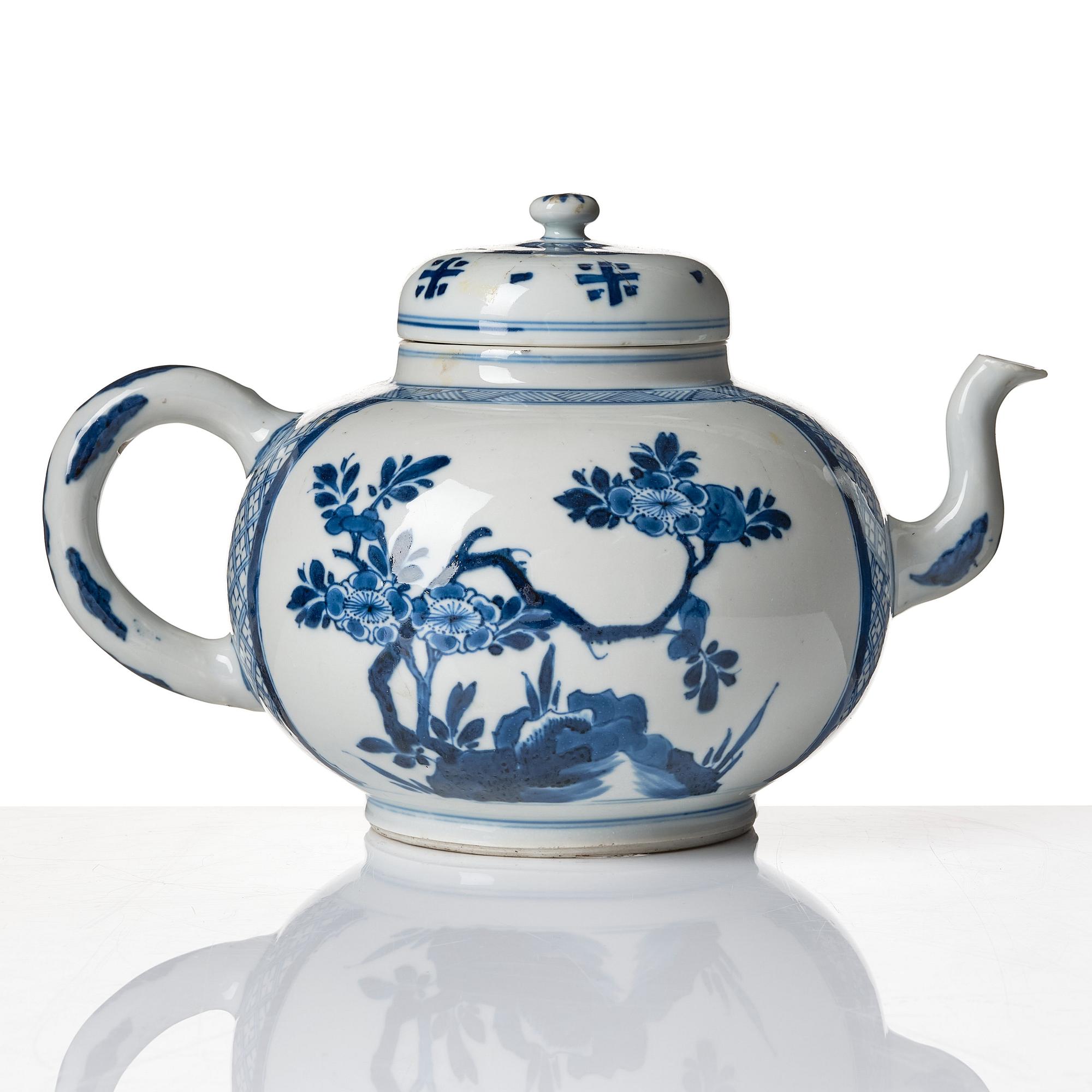 A blue and white water/punch pot, Qing dynasty, Kangxi (1662-1722).