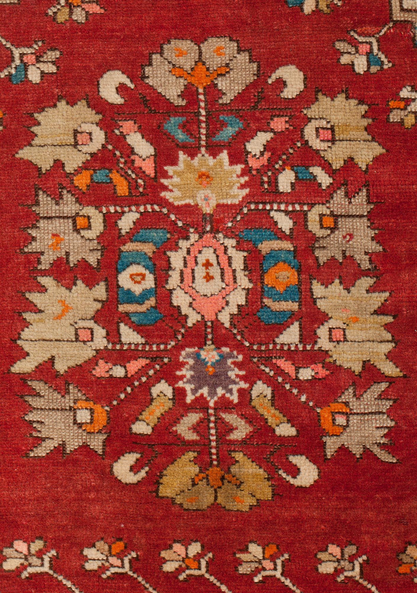 SEMI-ANTIQUE ANATOLIAN. 165 x 124,5 cm, as well as 5 cm of flat weave at the ends.