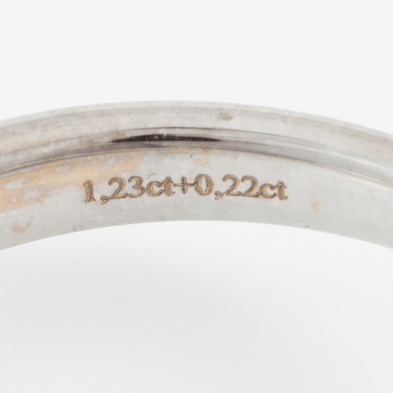 Ring 18K white gold set with an oval brilliant-cut diamond, accompanied by a GIA report.