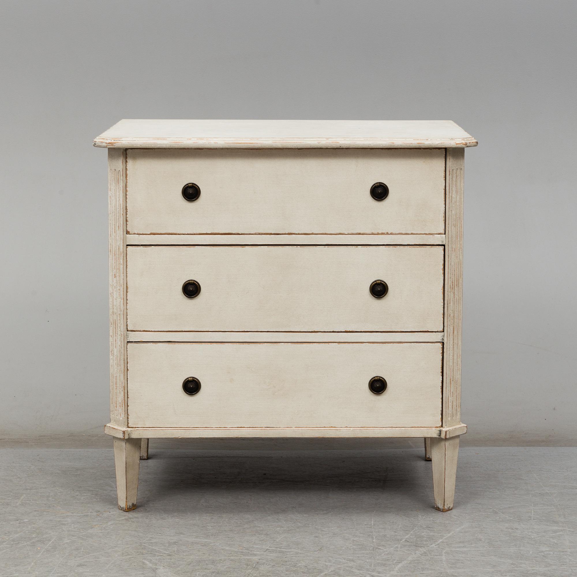 A  20th century gustavian style chest of drawers.