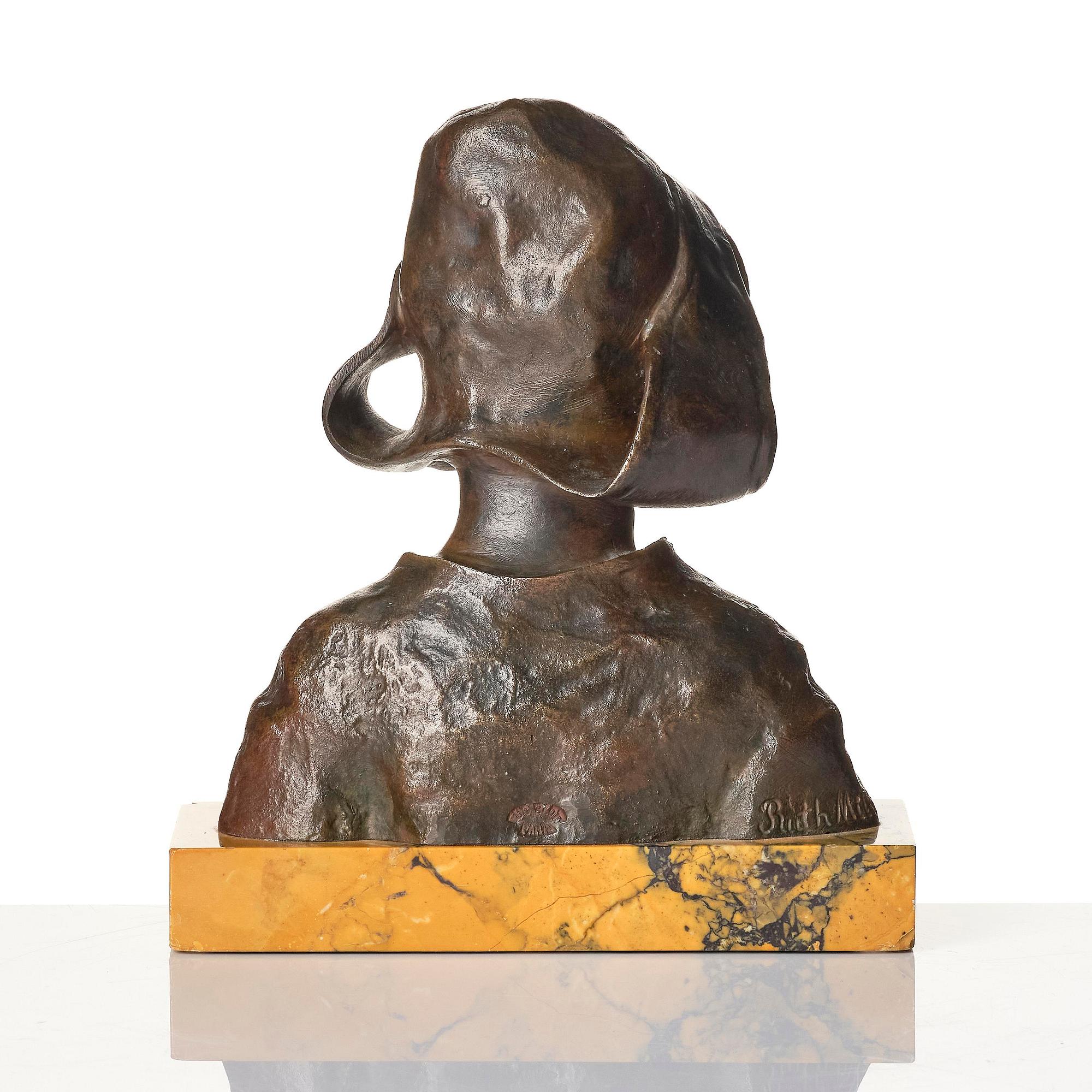 Girl with bonnet.
