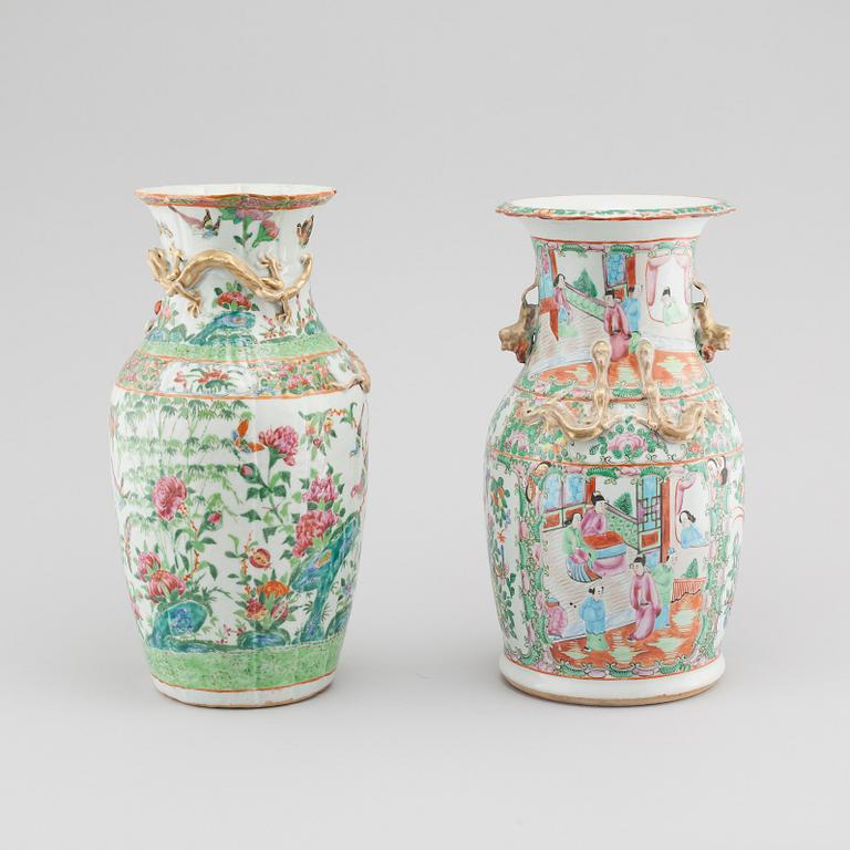 A pair of Chinese vases from around year 1900.