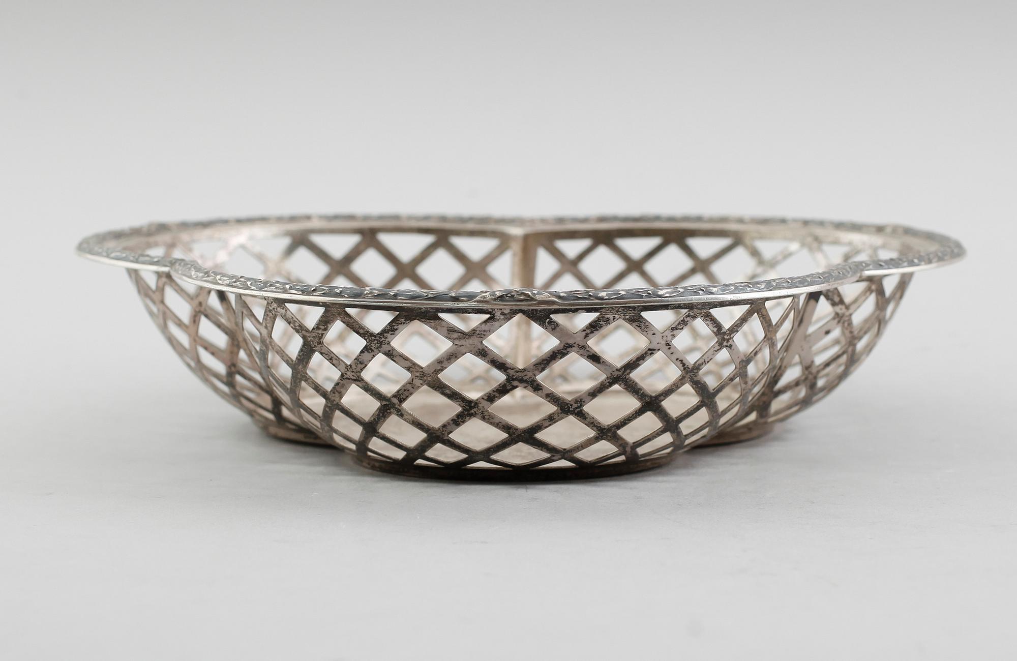 SKÅL, silver 800, Tyskland, 1900-talets första hälft. Vikt ca 406 gram.