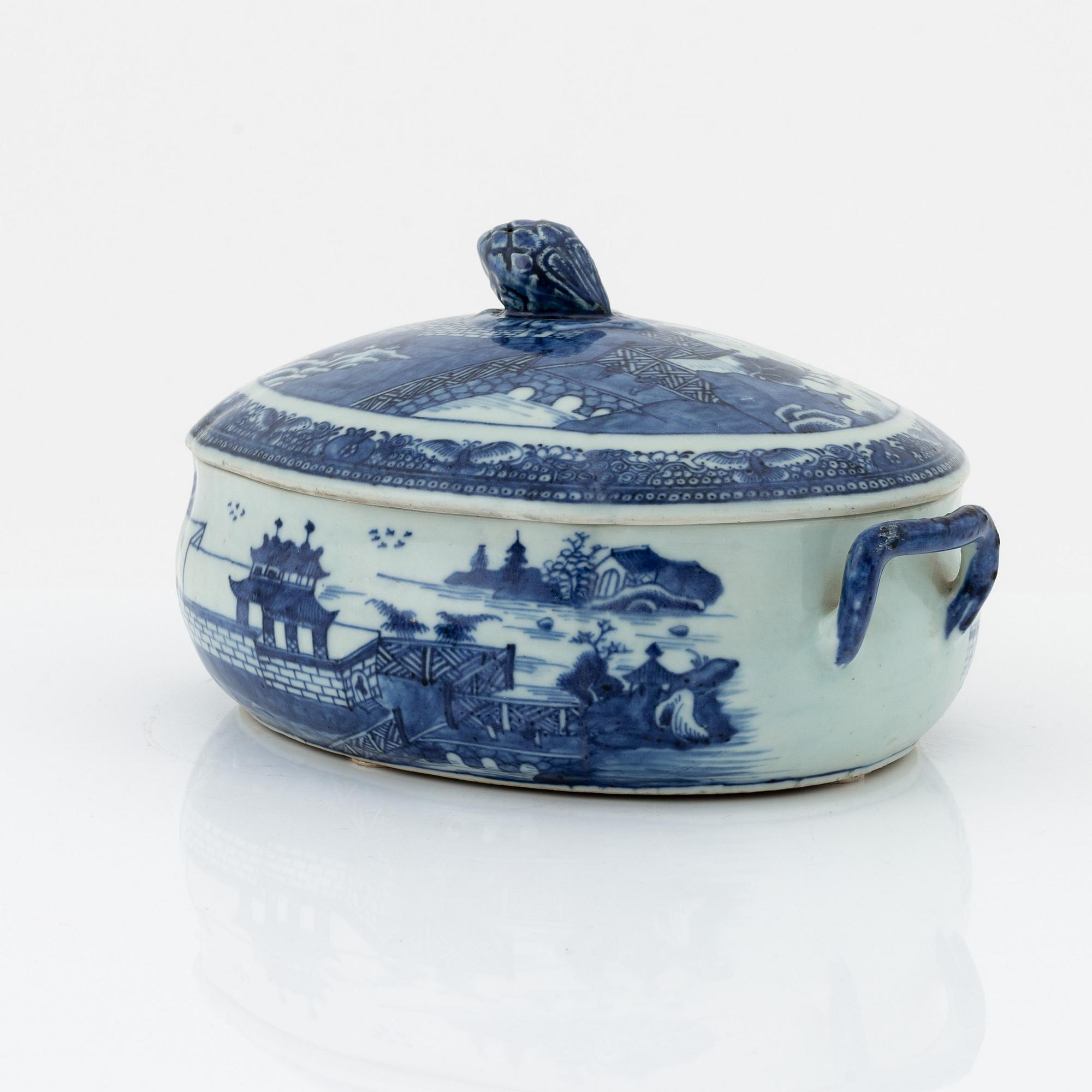 Terrin med lock, kompaniporslin, Kina, Qingdynastin, Qianlong (1736-1795).