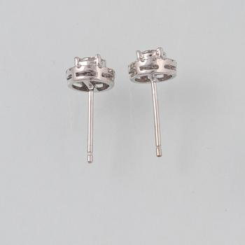 ÖRHÄNGEN, 18K vitguld med briljant och triangelslipade diamanter ca 0.54 ct. Vikt 1,7 gram.