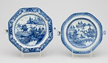 VÄRMETALLRIKAR, 2 st, porslin, Qianlong-Jiaqing, Kina 1700-1800-tal.