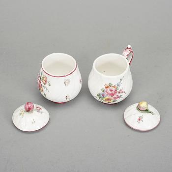 CREMEKOPPAR, ett par, porslin, Marieberg 1760-1782.