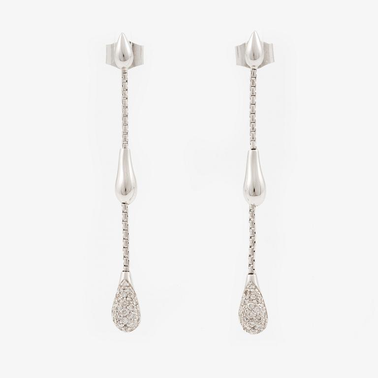 A pair of earrings in 18K gold set with round brilliant-cut diamonds, H Stern.
