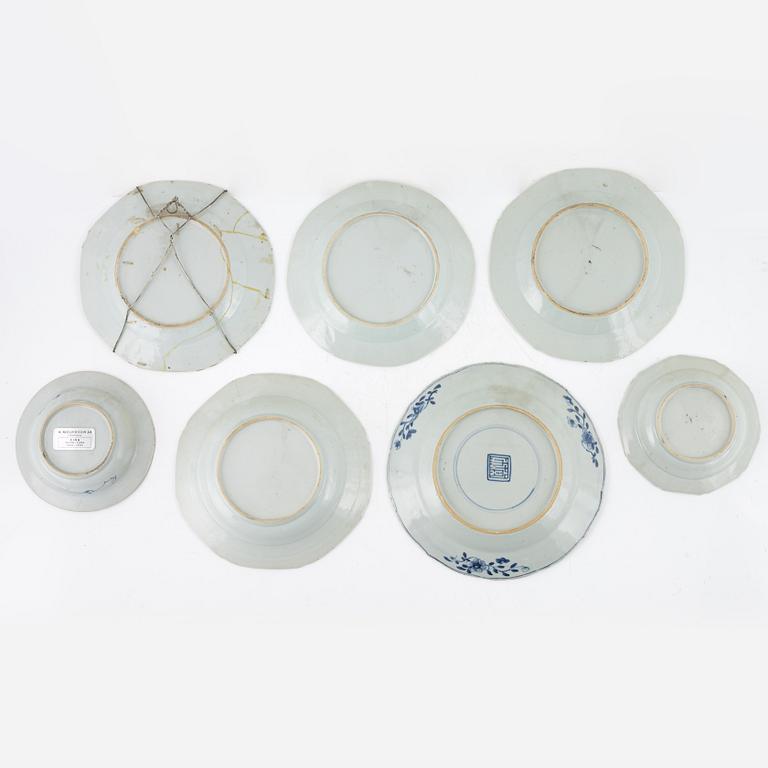 Tallrikar, 5 st, samt bärtallrikar, 2 st, porslin, Kina, Qianlong (1736-95).