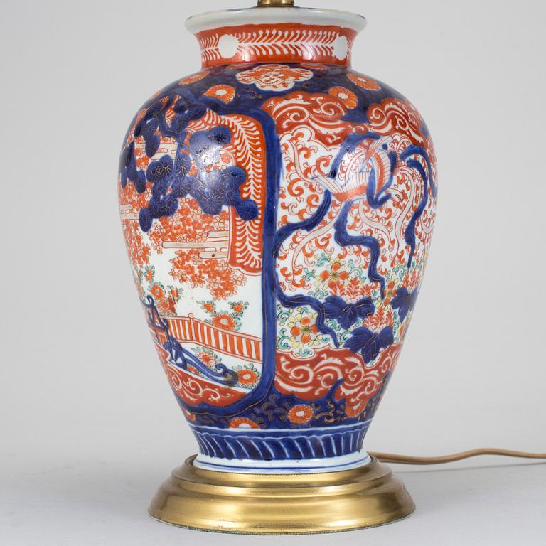 BORDSLAMPA/VAS, porslin, Japan, 1900-tal.